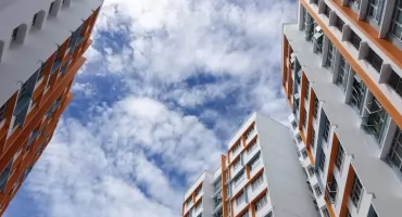Mieszkanie od dewelopera czy z rynku wtórnego? Co dziś wybierają kupujący?