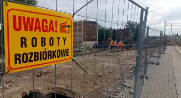 Postępuje rozbiórka wiaduktu w Szopienicach. Piesi znów przejdą ul. Lwowską