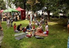 W Parku Powstańców Śląskich odbywają się m.in. śniadania na trawie
