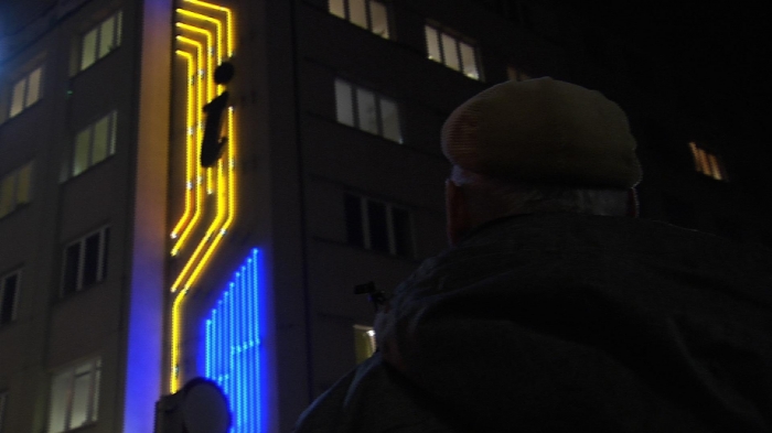 Zbigniew Łankiewicz pod neonem na Rynku