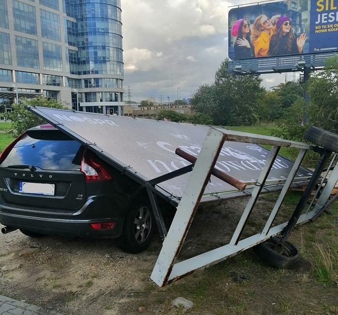 Laweta z reklamą przewrócona na samochód obok Silesia City Center.