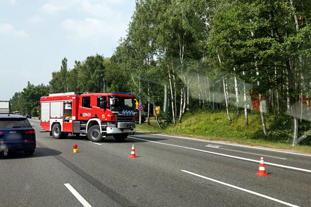 Wypadek w Katowicach na DK86. Kierowca został uwięziony w