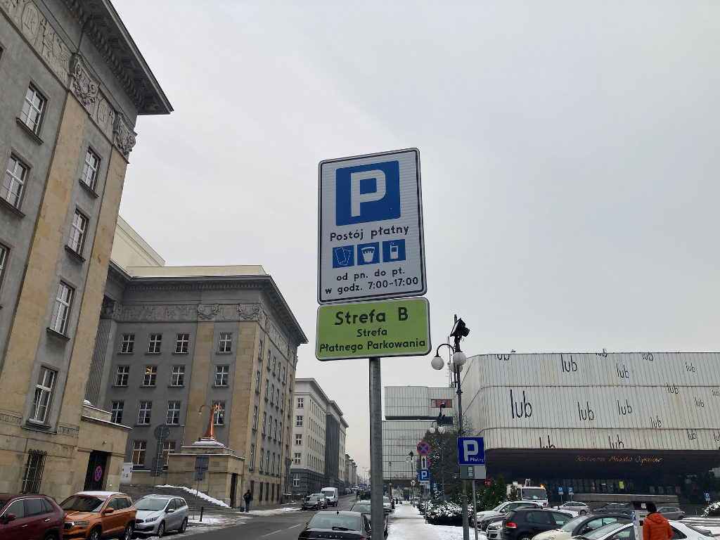 Przed rozszerzeniem strefy płatnego parkowania mieszkańcy kupili ponad 6000 kart parkingowych i abonamentów