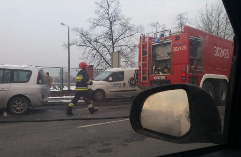 Pożar samochodu obok Famuru. Zaczynają się tworzyć korki