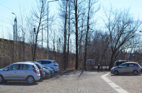 Ktoś niszczy samochody na Podlesiu. Mieszkańcy chcą kamer na parkingu przy stacji kolejowej