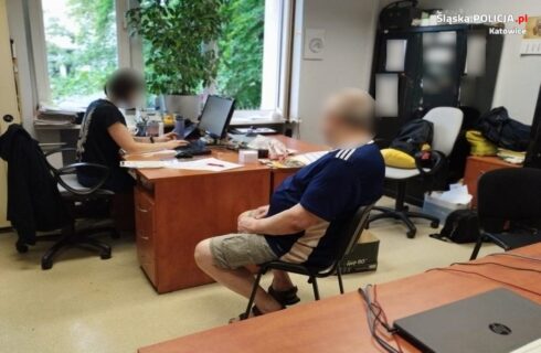 Atak na ratowników medycznych w Katowicach. Agresor rzucał butelką w karetkę