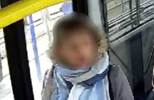Uderzyła pasażerkę w autobusie. Policjanci szukają kobiety ze zdjęć