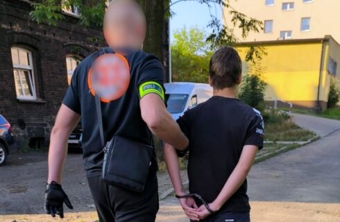 Młodzi pseudokibice Gieksy pobili 17-latka tylko dlatego, że jechał tramwajem do Chorzowa