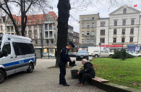 W Katowicach policjant oddał buty bezdomnemu