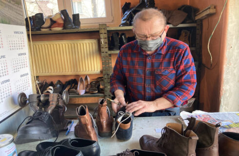 Nie ma szyldu, ale ma serce do naprawy butów. Pan Aleksander prowadzi zakład szewski od 47 lat