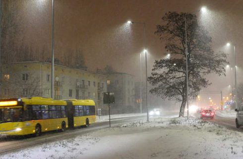 Atak zimy w Katowicach. Trudna sytuacja na drogach