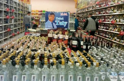 Alkohol jako prezent na Dzień Ojca? Po naszych pytaniach hipermarket usuwa reklamę