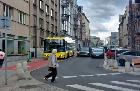 Kierowca PKM Sosnowiec jechał autobusem po delegację z Kongo drogą rowerową w centrum Katowic