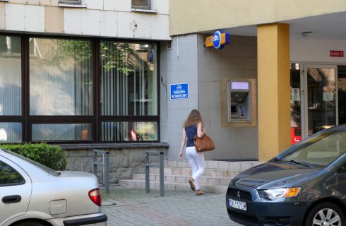 Wykradają dane z bankomatów w Katowicach i czyszczą konta