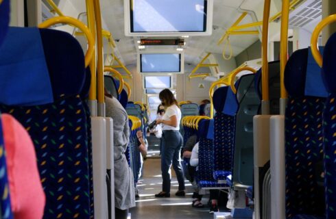 Mniej podróżnych kupuje bilety Kolei Śląskich w pociągu i kasie, ale wielkiej zmiany nie ma