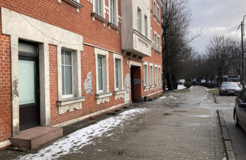 Atak kiboli Ruchu Chorzów na Burowcu. Wyskoczyli z samochodu i pobili trzech młodych mężczyzn