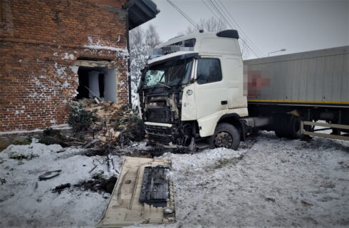 Mieszkaniec Katowic wjechał ciężarówką w dom w Ornontowicach