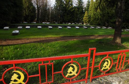 Z ogrodzenia cmentarza żołnierzy radzieckich zniknęły sierpy i młoty