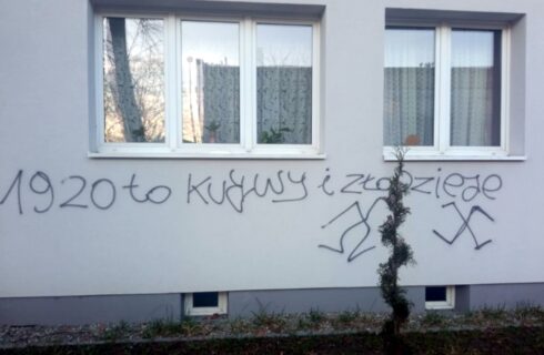 Kibolskie napisy na elewacji budynku KSM. Sprawą zajmuje się policja