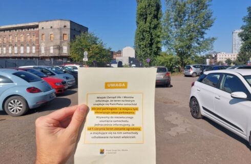 Przy Rawie i UŚ ma zniknąć parkingowa patologia. Są nowe znaki, a za wycieraczkami ulotki