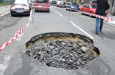 Zapadła się droga w centrum Katowic. Wielka dziura na ul. Kilińskiego