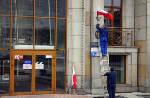 Galeria Libero rozdaje flagi Polski