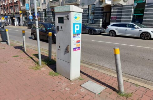 Pierwsze „ślady” nowej strefy płatnego parkowania w Katowicach. W tym roku niewiele się jednak zmieni