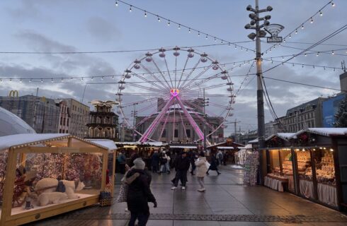 Ozdoby, jedzenie i kosmiczne ceny na jarmarku świątecznym w Katowicach