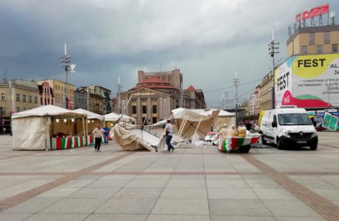 Silny wiatr przewrócił namioty na Rynku