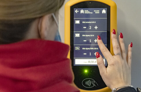 Nowe automaty biletowe w autobusach i tramwajach ZTM. Ruszają testy