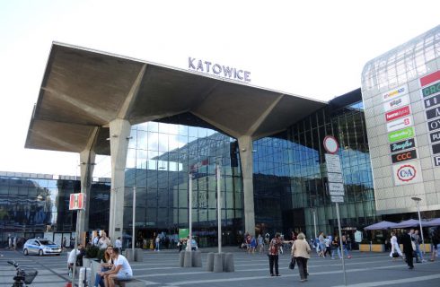 Bójka przed dworcem kolejowym w Katowicach. Brali w niej udział Ukraińcy i Polacy