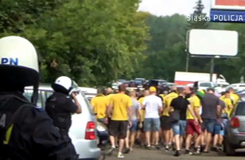Zadyma przed meczem GKS-u Katowice. Kibole rzucali kamieniami w policję