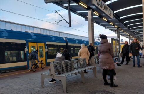 Dzień dobry Katowice. Spada liczba biletów kupowanych w pociągach Kolei Śląskich