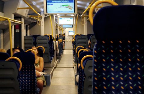 Koleje Śląskie ostrzegają pasażerów: w  pociągu będą kibice