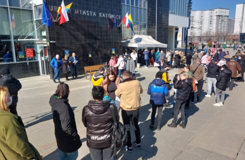 Ukraińcy stoją w kolejkach po PESEL. Urzędnicy apelują, żeby sprawy załatwiać przez internet
