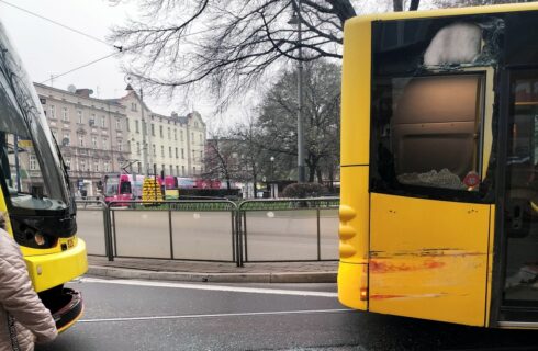 Kolizja pojazdów komunikacji miejskiej w centrum Katowic. Autobus zderzył się z tramwajem