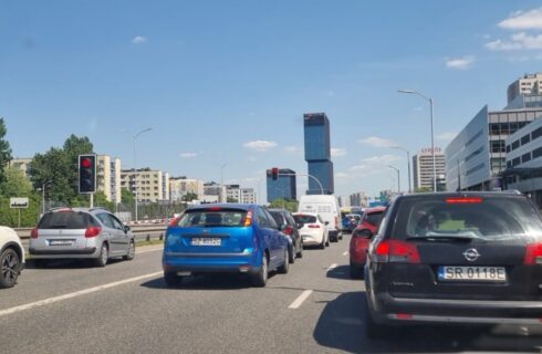 Po chwilowym spadku, ruch samochodów w Katowicach cały czas rośnie