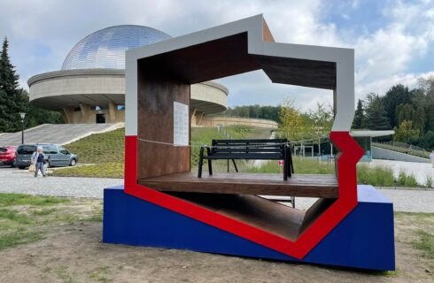 Narodowo-patriotyczna ławka stanęła przed Planetarium Śląskim. Jest też szczegółowy regulamin korzystania z niej