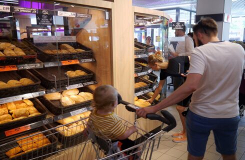 Kolejne sieci sklepów deklarują, że nie od razu podniosą ceny po przywróceniu VAT-u na produkty spożywcze