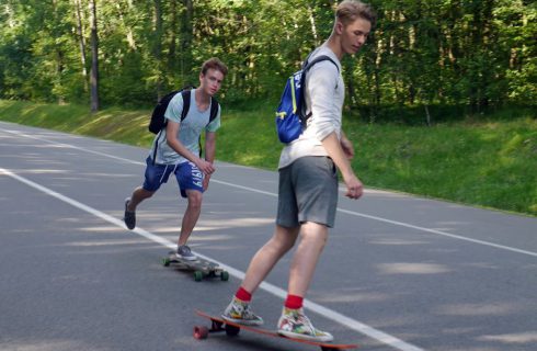 W Dolinie Trzech Stawów każdy może się nauczyć jeździć na longboardzie
