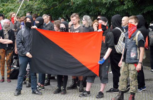 Antyfaszystowska manifestacja w Katowicach. Miał być marsz, ale nie było