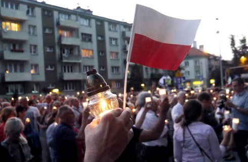 Duża manifestacja przeciwko polityce rządu przed sądem w Katowicach [WIDEO]