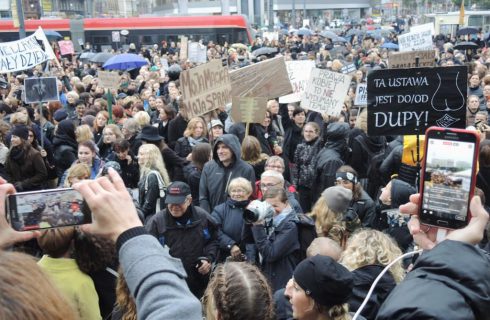Czarny protest w Katowicach. Manifestacje za i przeciw aborcji na Rynku