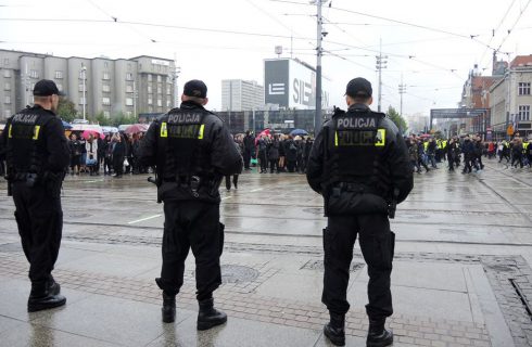 Dzisiaj czarny marsz w Katowicach. Mogą być korki