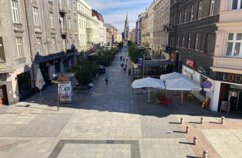 Na ul. Mariackiej strzelał do przypadkowych ludzi z rewolweru. Teraz stanie przed sądem