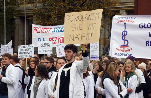 Kolejny protest studentów medycyny. Dołączyli się też lekarze