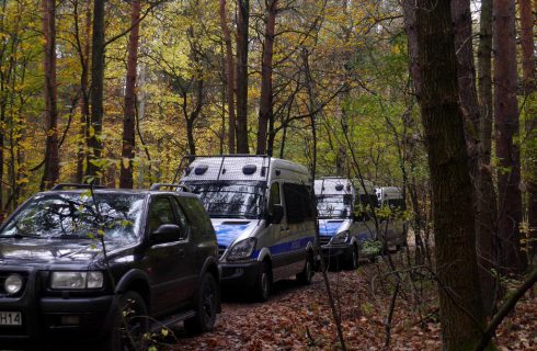 Zwłoki mężczyzny znalezione w lesie na granicy Kostuchny i Murcek