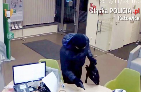 Napad na bank w Katowicach. Jest nagranie z monitoringu [WIDEO]
