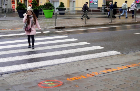 “Odłóż telefon i żyj!”. Katowice i policja ostrzegają pieszych