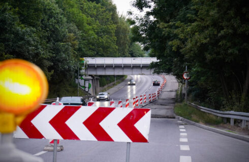 Samochód uderzył w wiadukt na ul. Kościuszki. Ulica zostanie czasowo zamknięta